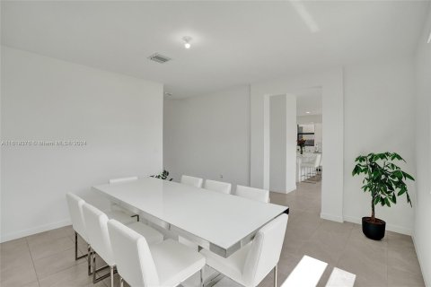 House in Miami, Florida 4 bedrooms, 241.36 sq.m. № 1241279 - photo 8