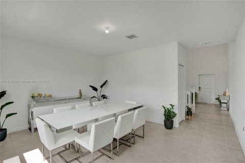 House in Miami, Florida 4 bedrooms, 241.36 sq.m. № 1241279 - photo 9