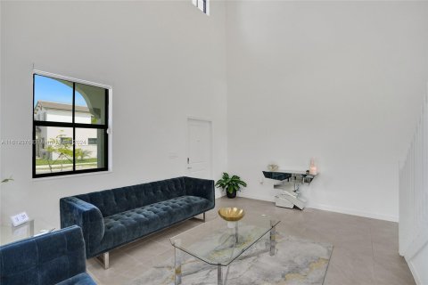 House in Miami, Florida 4 bedrooms, 241.36 sq.m. № 1241279 - photo 5