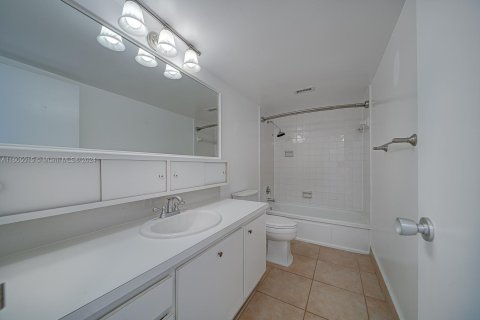 Condo in Miami Beach, Florida, 2 bedrooms  № 1241316 - photo 26