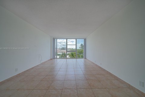 Condo in Miami Beach, Florida, 2 bedrooms  № 1241316 - photo 19