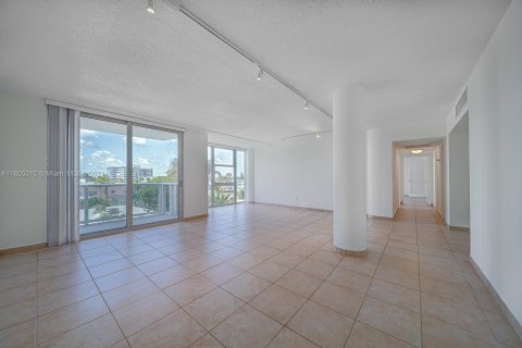 Condo in Miami Beach, Florida, 2 bedrooms  № 1241316 - photo 10