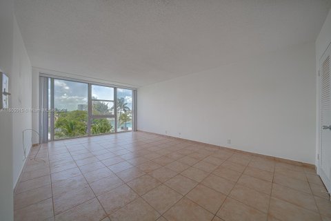 Condo in Miami Beach, Florida, 2 bedrooms  № 1241316 - photo 18