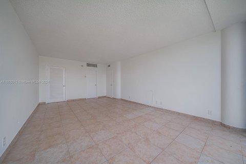 Condo in Miami Beach, Florida, 2 bedrooms  № 1241316 - photo 21