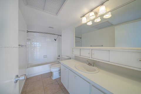 Condo in Miami Beach, Florida, 2 bedrooms  № 1241316 - photo 23