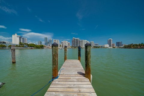 Condo in Miami Beach, Florida, 2 bedrooms  № 1241316 - photo 27