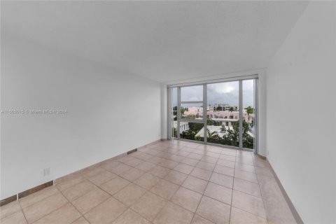 Condo in Miami Beach, Florida, 2 bedrooms  № 1241316 - photo 25