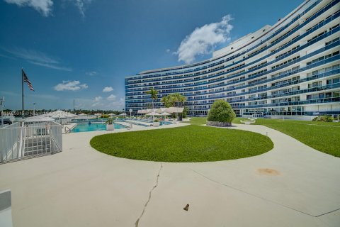 Condo in Miami Beach, Florida, 2 bedrooms  № 1241316 - photo 29