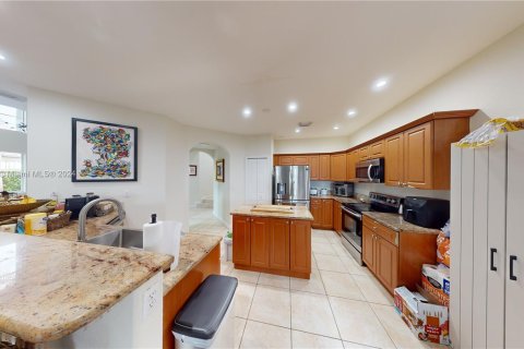 House in Miami, Florida 5 bedrooms, 266.44 sq.m. № 1401545 - photo 12