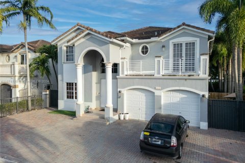 House in Miami, Florida 5 bedrooms, 266.44 sq.m. № 1401545 - photo 2