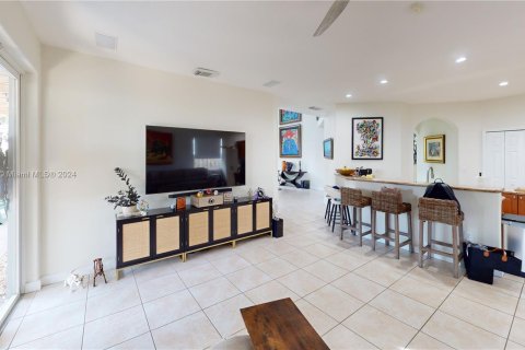 Villa ou maison à vendre à Miami, Floride: 5 chambres, 266.44 m2 № 1401545 - photo 14