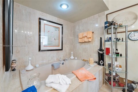 Condo in Miami, Florida, 2 bedrooms  № 1401435 - photo 23