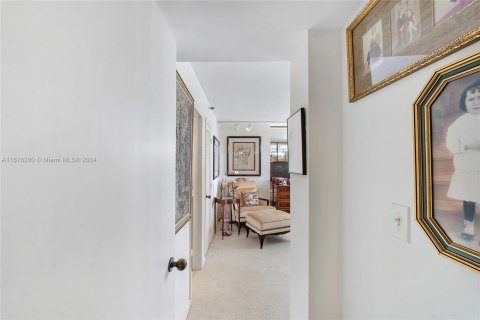 Condo in Miami, Florida, 2 bedrooms  № 1401435 - photo 18