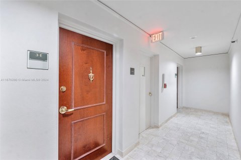 Condo in Miami, Florida, 2 bedrooms  № 1401435 - photo 2