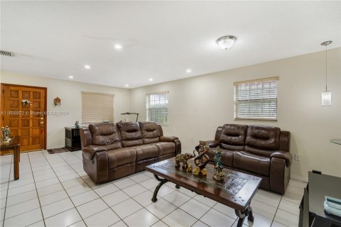 House in Miami, Florida 3 bedrooms, 139.35 sq.m. № 1216525 - photo 8