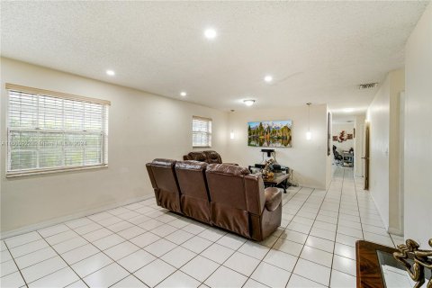 House in Miami, Florida 3 bedrooms, 139.35 sq.m. № 1216525 - photo 5