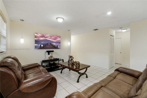 House in Miami, Florida 3 bedrooms, 139.35 sq.m. № 1216525 - photo 7