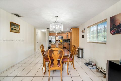 House in Miami, Florida 3 bedrooms, 139.35 sq.m. № 1216525 - photo 18