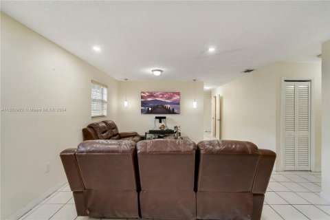 House in Miami, Florida 3 bedrooms, 139.35 sq.m. № 1216525 - photo 6