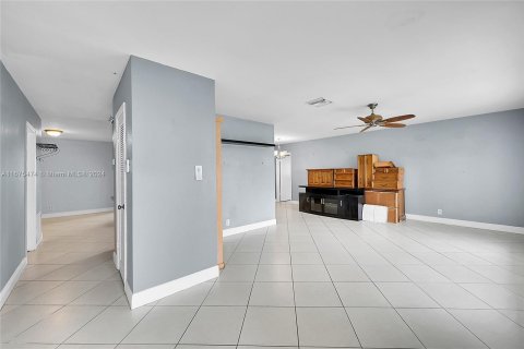 House in Tamarac, Florida 2 bedrooms, 156.26 sq.m. № 1399462 - photo 6