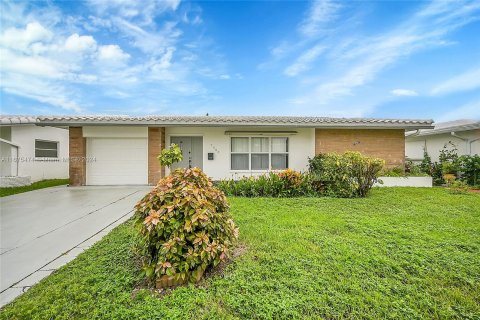 House in Tamarac, Florida 2 bedrooms, 156.26 sq.m. № 1399462 - photo 1