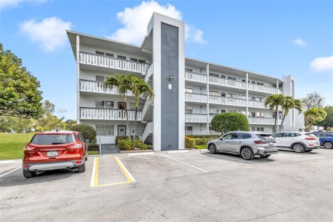 Condo in Deerfield Beach, Florida, 2 bedrooms  № 1040312 - photo 1