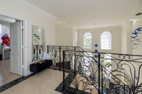 House in Miami, Florida 5 bedrooms, 303.6 sq.m. № 1050675 - photo 15