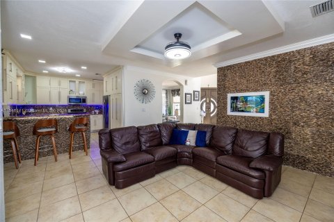 House in Miami, Florida 5 bedrooms, 303.6 sq.m. № 1050675 - photo 8