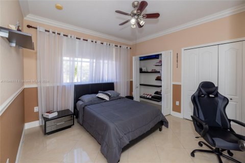 House in Miami, Florida 5 bedrooms, 303.6 sq.m. № 1050675 - photo 18