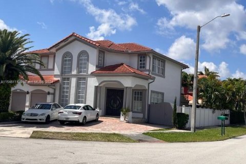 House in Miami, Florida 5 bedrooms, 303.6 sq.m. № 1050675 - photo 2