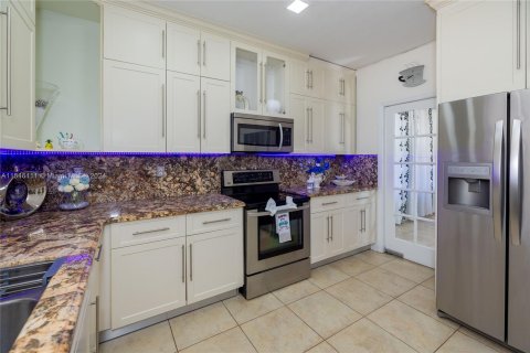 House in Miami, Florida 5 bedrooms, 303.6 sq.m. № 1050675 - photo 12