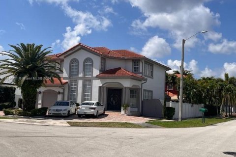 House in Miami, Florida 5 bedrooms, 303.6 sq.m. № 1050675 - photo 1