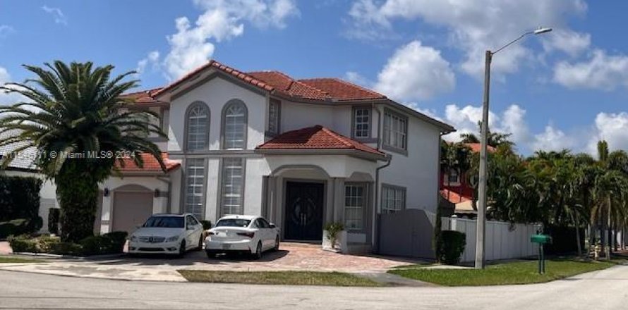 House in Miami, Florida 5 bedrooms, 303.6 sq.m. № 1050675