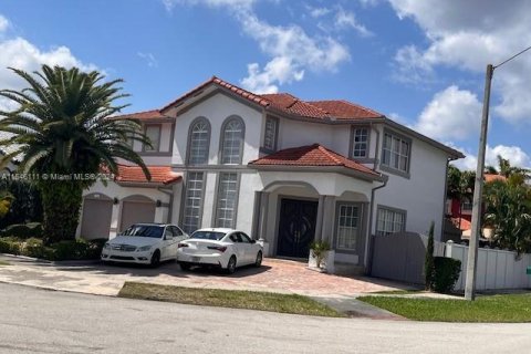 House in Miami, Florida 5 bedrooms, 303.6 sq.m. № 1050675 - photo 3