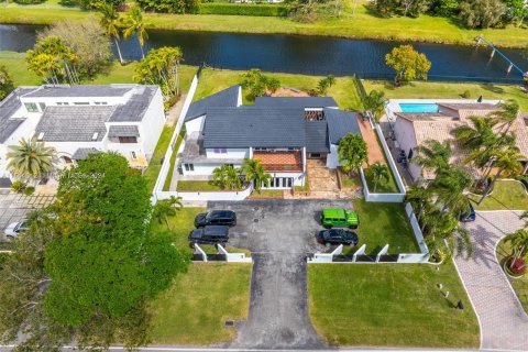 Villa ou maison à vendre à South Miami, Floride: 4 chambres, 360.74 m2 № 1050631 - photo 1