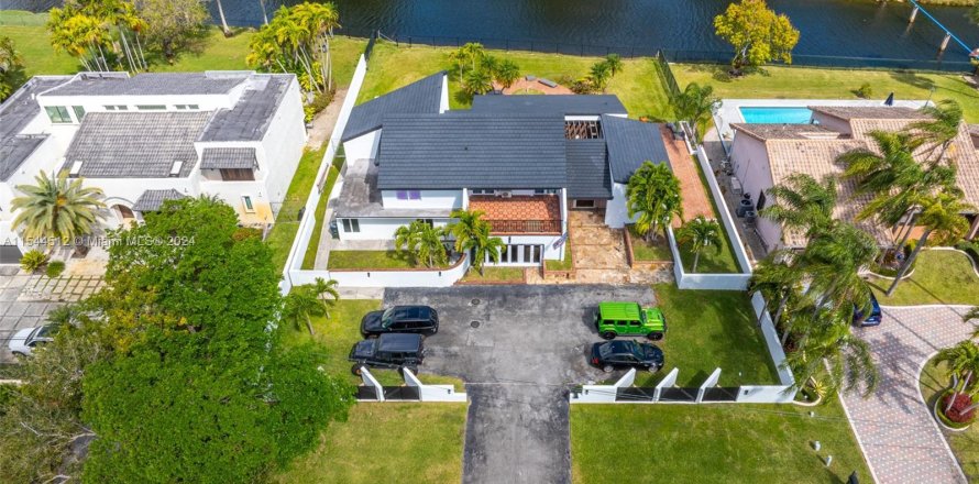 Villa ou maison à South Miami, Floride 4 chambres, 360.74 m2 № 1050631