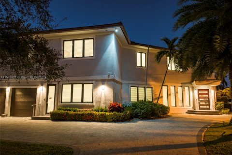 House in Lauderdale-by-the-Sea, Florida 8 bedrooms, 612.04 sq.m. № 1095305 - photo 9