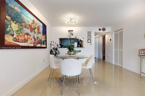 Copropriété à vendre à Pembroke Pines, Floride: 2 chambres, 89.28 m2 № 1216520 - photo 4