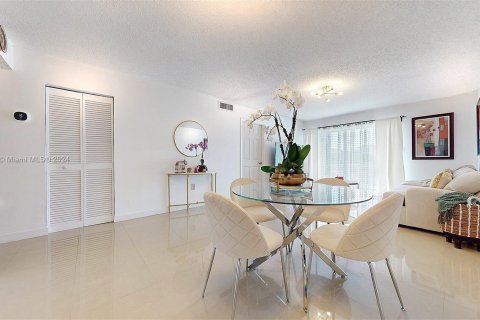 Copropriété à vendre à Pembroke Pines, Floride: 2 chambres, 89.28 m2 № 1216520 - photo 7