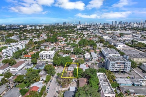 Commercial property in Miami, Florida 284 sq.m. № 1072902 - photo 2