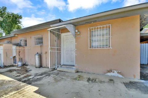 Commercial property in Miami, Florida 284 sq.m. № 1072902 - photo 28