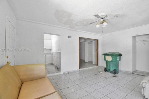 Commercial property in Miami, Florida 284 sq.m. № 1072902 - photo 30