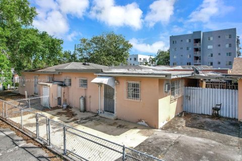 Commercial property in Miami, Florida 284 sq.m. № 1072902 - photo 14