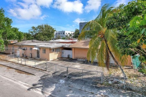 Commercial property in Miami, Florida 284 sq.m. № 1072902 - photo 12