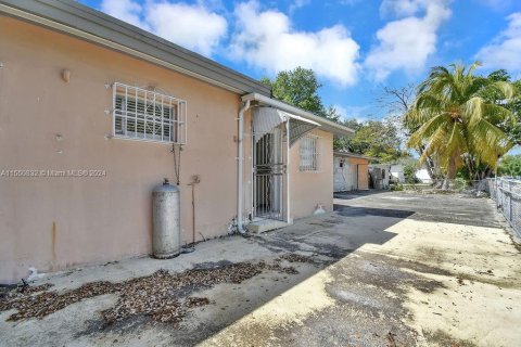 Commercial property in Miami, Florida 284 sq.m. № 1072902 - photo 27