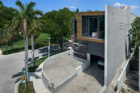 House in Miami, Florida 5 bedrooms, 395.39 sq.m. № 1227137 - photo 8