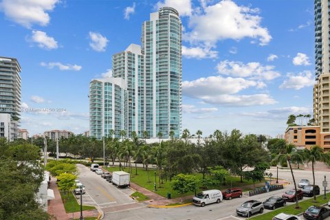 Condo in Miami Beach, Florida, 3 bedrooms  № 1407657 - photo 13