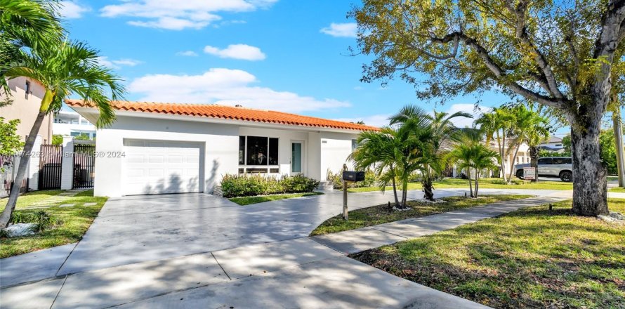 Villa ou maison à North Miami, Floride 4 chambres, 205.5 m2 № 1407655