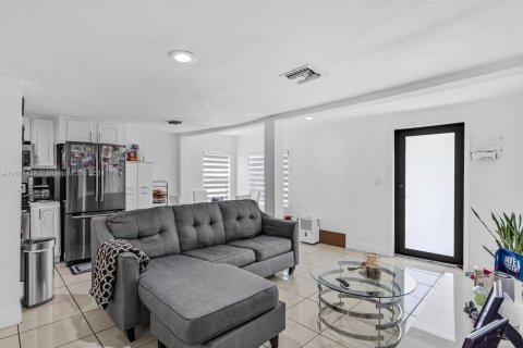 Casa en venta en Miami Gardens, Florida, 3 dormitorios, 70.98 m2 № 1281744 - foto 7