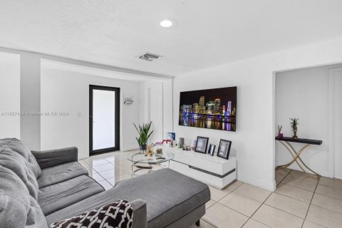 Casa en venta en Miami Gardens, Florida, 3 dormitorios, 70.98 m2 № 1281744 - foto 9